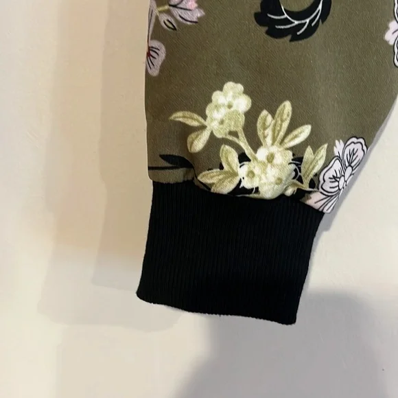 Emma & Posh - women’s floral Bomber jacket olive purple, black and white size s - Picture 2 of 11